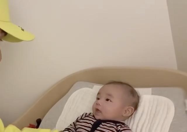 [萌化]儿子张嘴大笑表情萌化，模样像极了爸爸古巨基居家晒娃带孩子