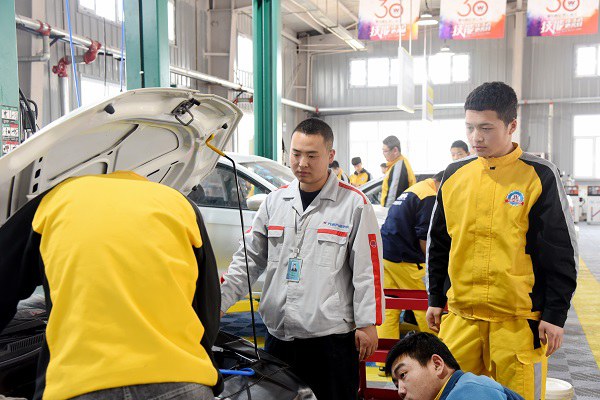 教师采访万江涛职责在身站好每一班岗