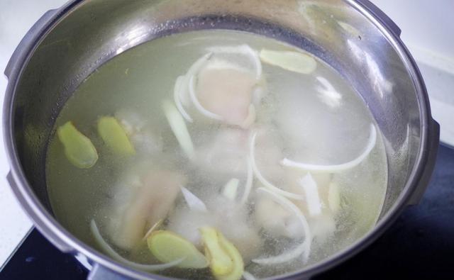 猪脚炖什么汤好吃呢 81206096f6ea4a27a7522ae2d4cc77dc.jpeg