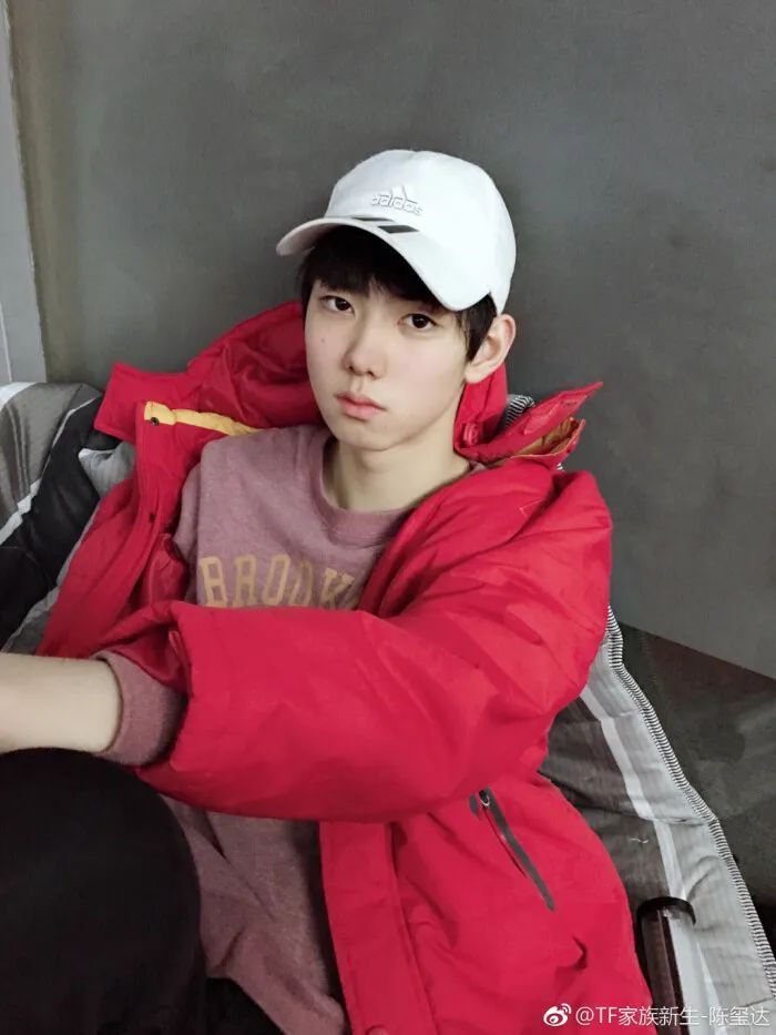 陈玺达是2017年加入的tf家族,那时候才13岁,易烊千玺加入tf家族时也