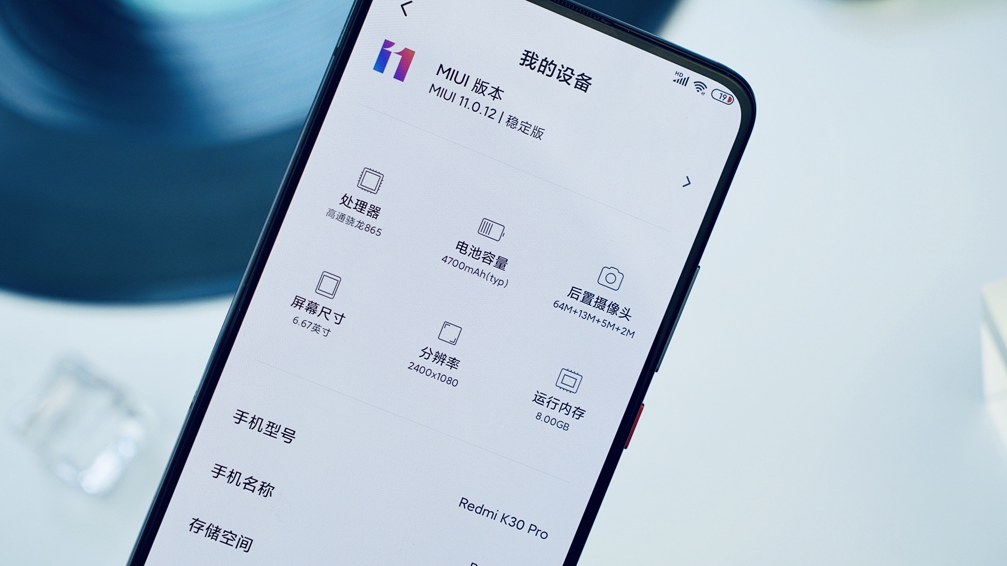 1/ 12 今年的旗舰手机可以说清一色的挖孔屏,redmi k30 pro则是一众