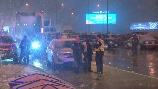 因冰雪天气，美国芝加哥发生严重车祸50多辆车连