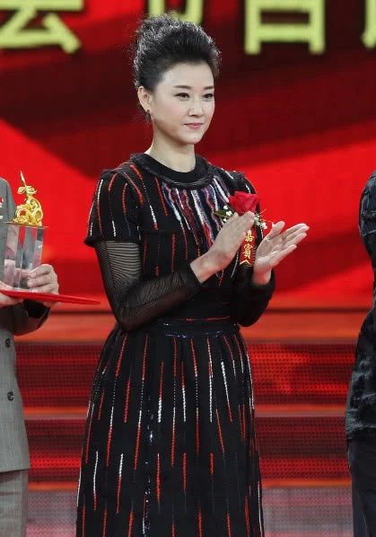53岁宋祖英近照，罕见亮相音乐会，清爽短发仍惊
