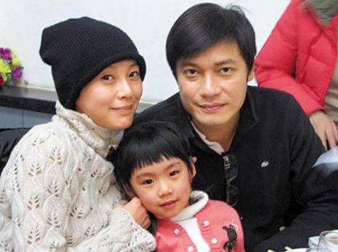 成名后抛弃相恋28年发妻，转身娶小12岁娇妻，今