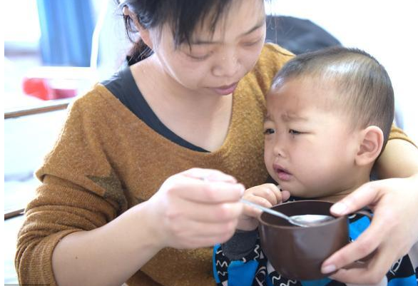 『脾胃』孩子不积食,少吃2种饭,多做2事,脾胃好生病少奶奶带娃3年