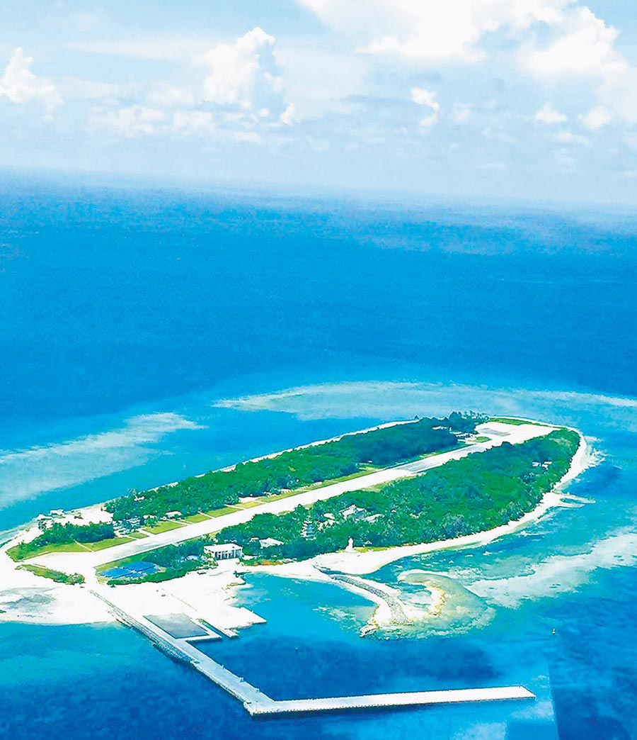 航拍太平岛,南沙群岛最大自然岛,建有码头和机场