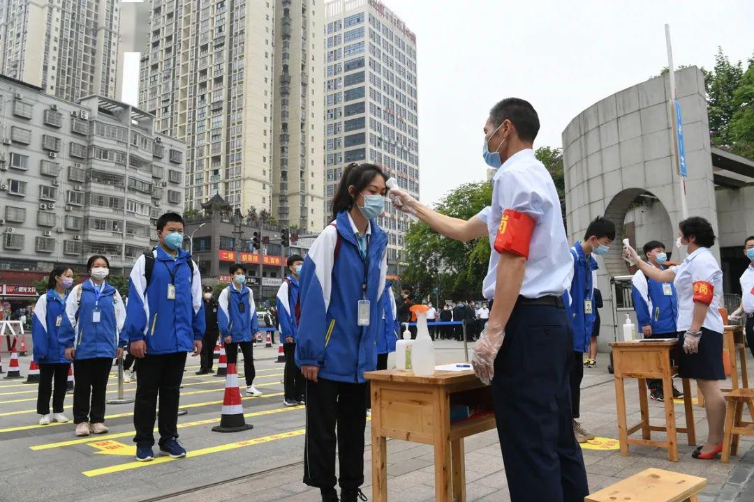 4月16日,田家炳中学师生开展突发事件应急处置演练,为开学复课做