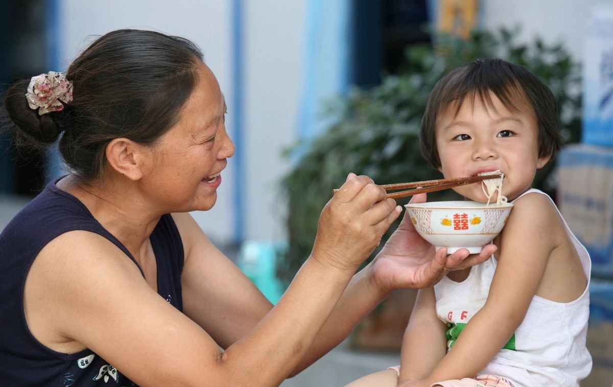 『脾胃』孩子不积食,少吃2种饭,多做2事,脾胃好生病少奶奶带娃3年