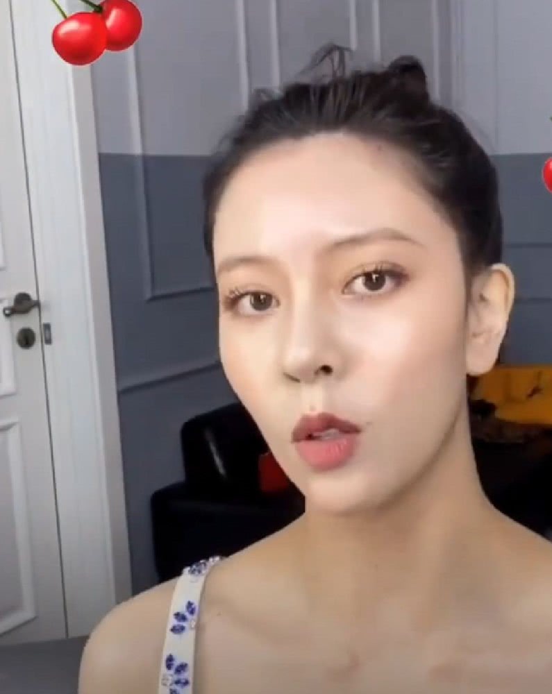 有种炫富叫宋妍霏秀锁骨，谁留意她放了多少车