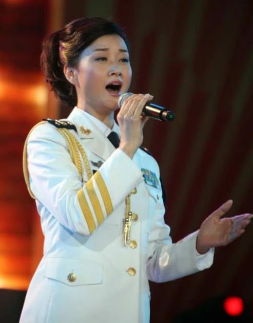 53岁宋祖英近照，罕见亮相音乐会，清爽短发仍惊