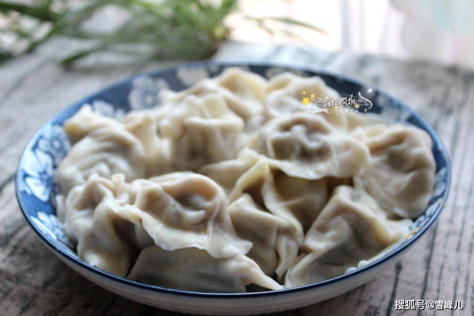放上馅料,两手捏紧,饺子即成,所有饺子包完,就可以准备煮饺子了