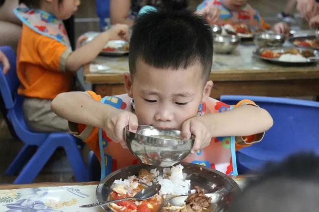 「祸首」可惜很多父母还在买，医生：快住手，这种食物是娃积食的“祸首”