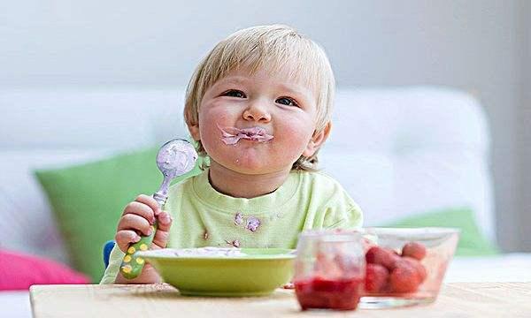2岁孩子满嘴“小黑牙”，不是因为吃糖，是父母的无知在坑娃