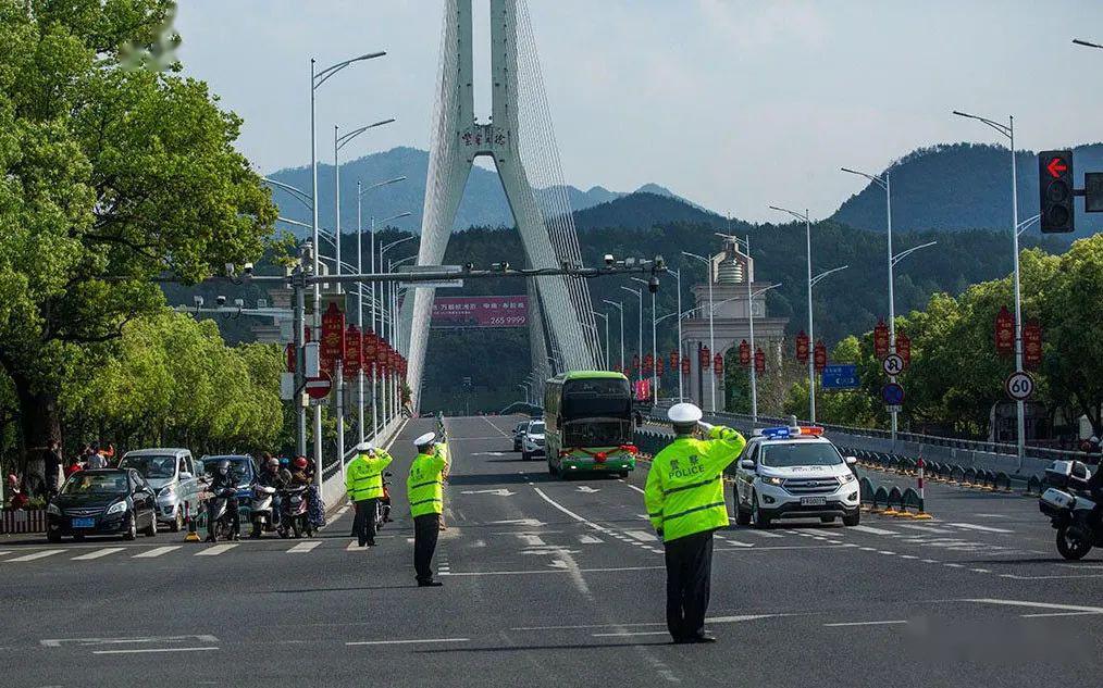 显眼的电子屏播放着"致敬英雄 欢迎丽水援鄂医疗队平安凯旋",道路两旁