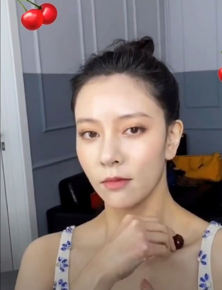 有种炫富叫宋妍霏秀锁骨，谁留意她放了多少车