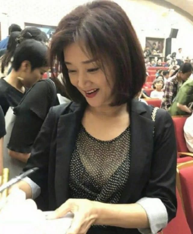 53岁宋祖英近照，罕见亮相音乐会，清爽短发仍惊