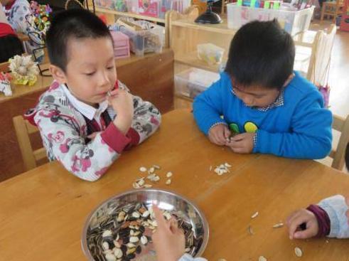 「祸首」可惜很多父母还在买，医生：快住手，这种食物是娃积食的“祸首”