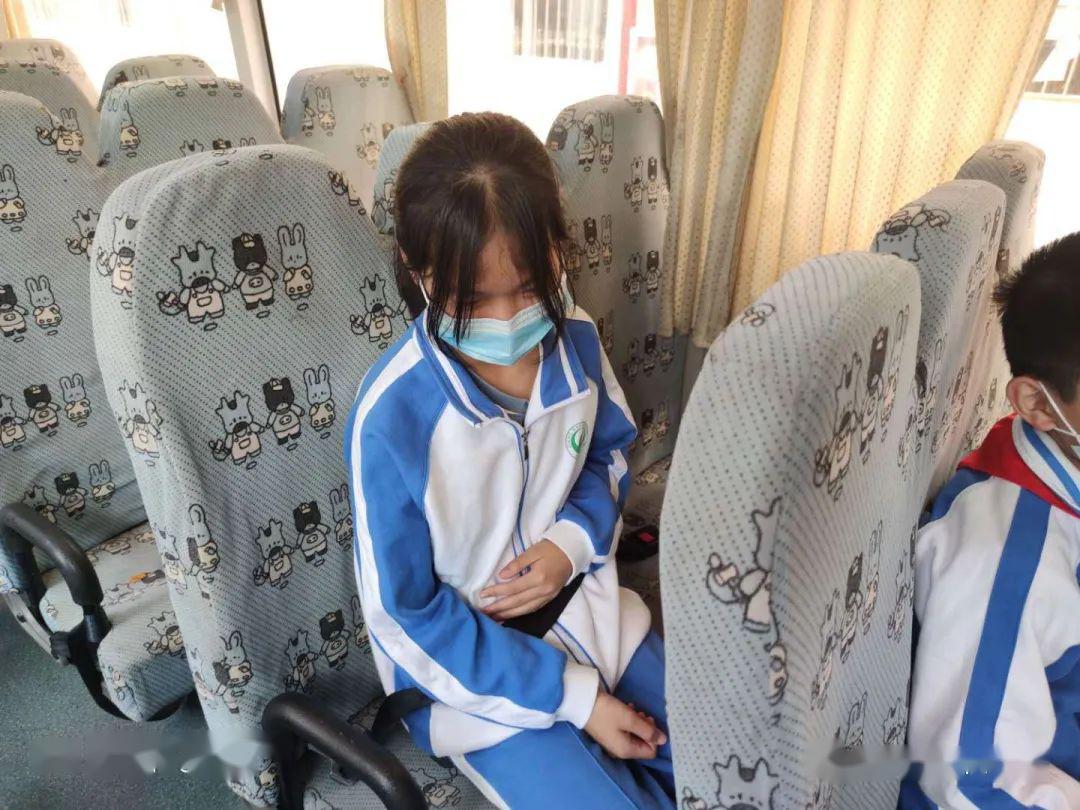 四,应急处置工作 1,校车在行驶过程中学生呕吐情况处置.