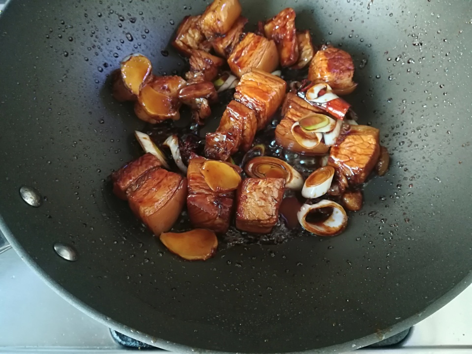 做红烧肉用什么冰糖比较好 e3972061a6684e239657823307c5eaed.jpeg