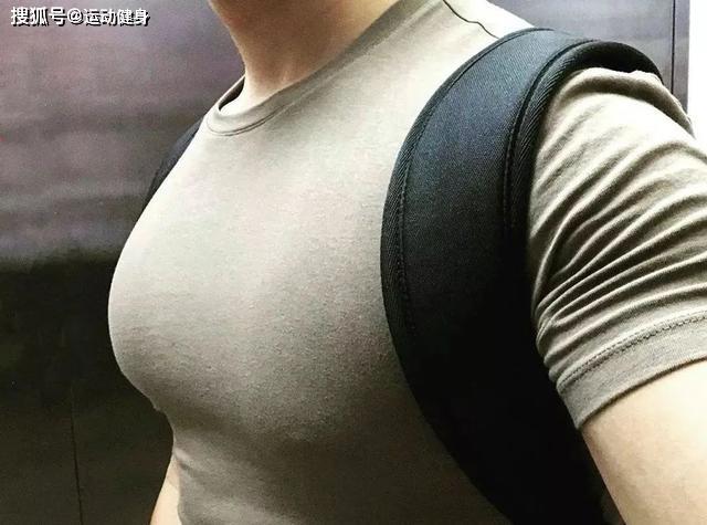 男生胸肌撑爆衣服是什么感觉