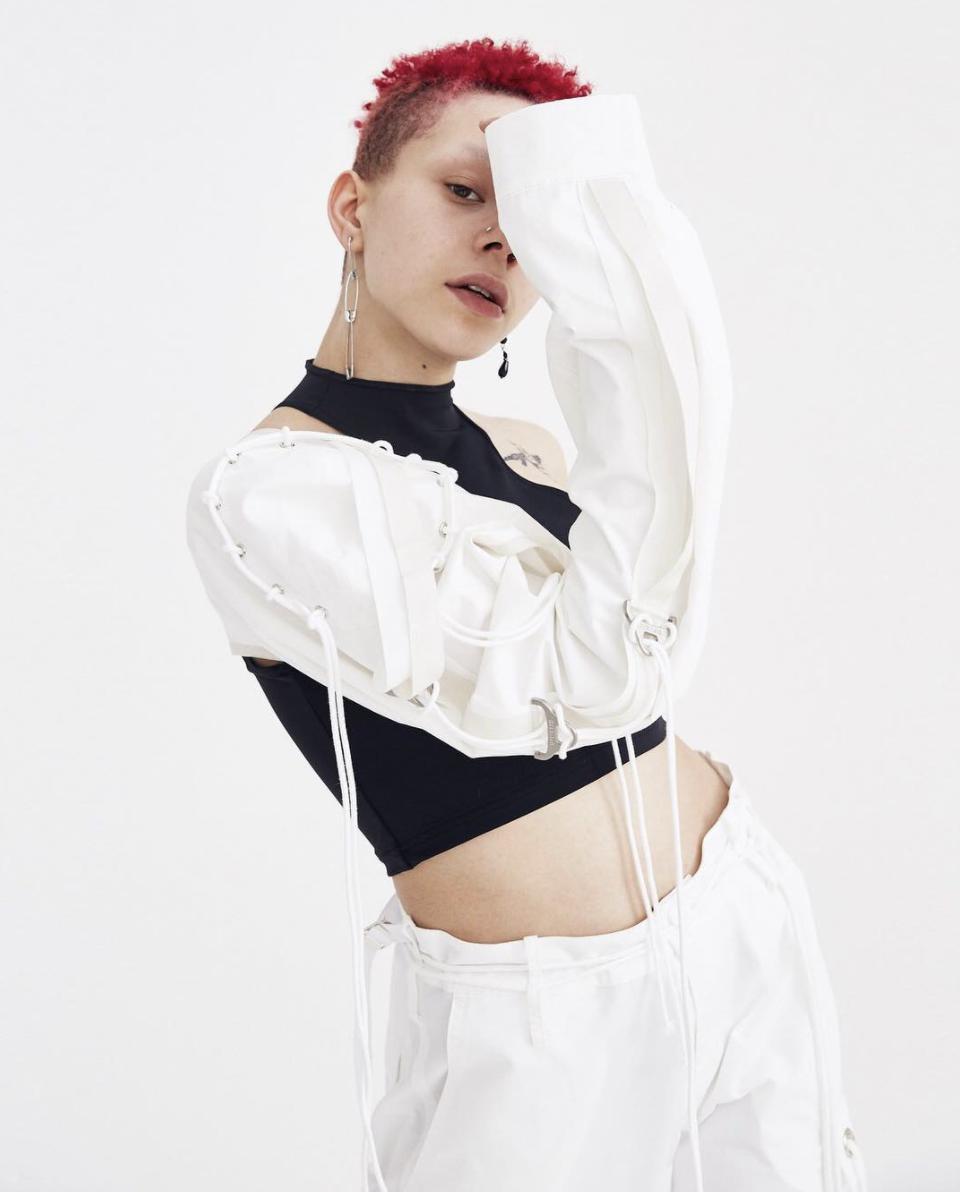 并不像其他传统的韩国设计风格，hyein seo有强烈的punk灵魂与机能风，所以是