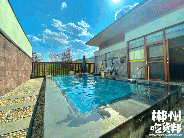 房内自带露天泳池,水池会定期清洗很干净.