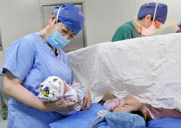 「婴儿」被医生说偏重，到底多少体重才合适？8斤4两的新生婴儿