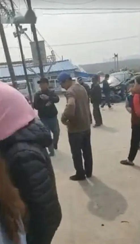人民大街车祸连累多辆车;榆树汽车冲进屋子!