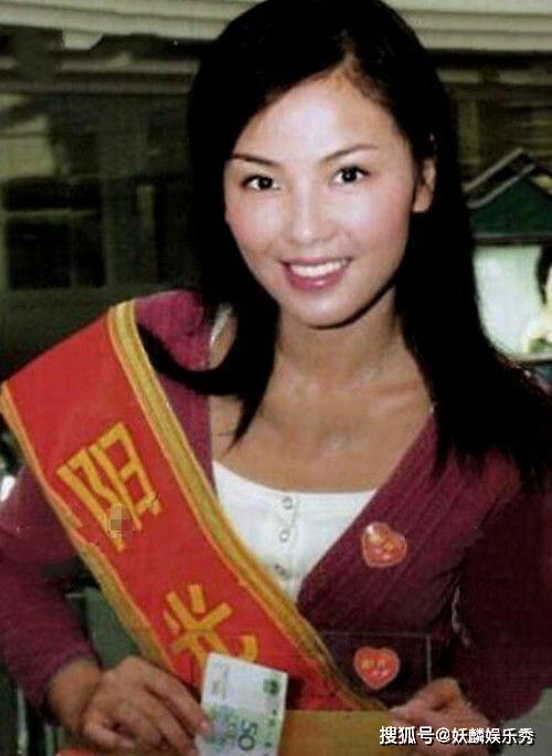 刘涛刚出道旧照清纯羞涩,与女强人人设差别大,为公益街头募捐