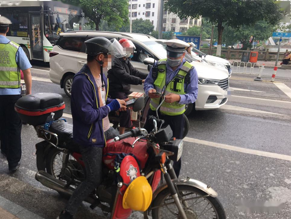 电动自行车的闯红灯,逆行,无证驾驶,不戴安全头盔,超员等交通违法行为