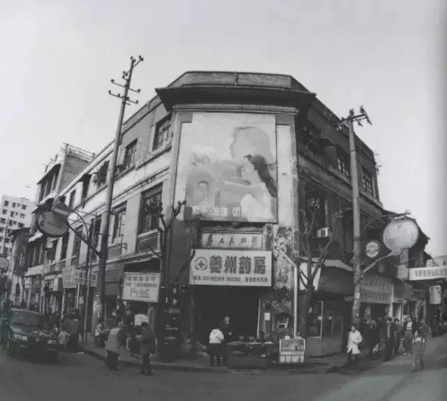 至第二年,奉节街道全面展开施工,扩宽大东门,小东门,右营门,总爷坝