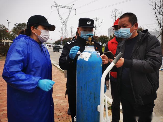 96岁部队老英雄彭跃民家属送锦旗致谢职中社区抗疫期间无私帮助