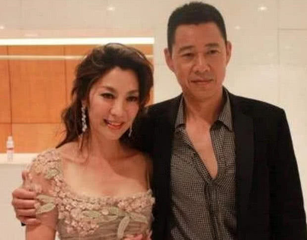 63岁张丰毅近照，隐瞒10年的二婚妻子，是大伙熟