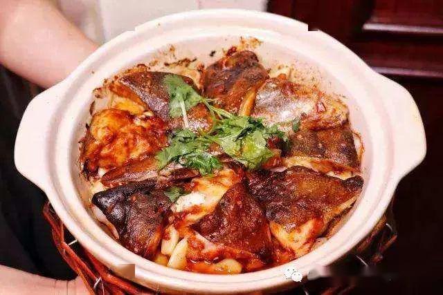杠子头紫薯面包椒麻鸡猫耳朵干锅肥肠油菜木耳腐竹蒜香海鲈鱼榴莲酥