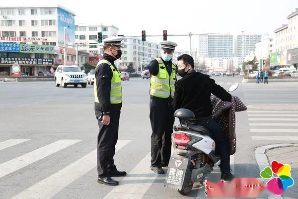 交警正在路口执勤 王晓彤 摄