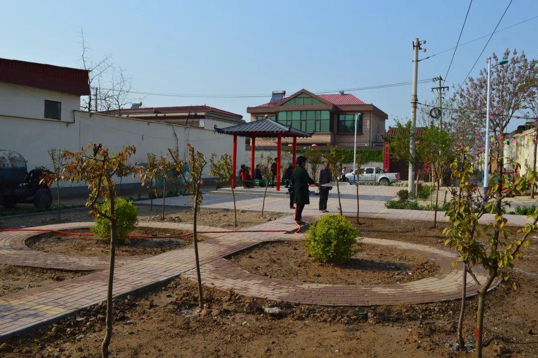 已经建设小广场1处,栽植海棠苗木,搭建休闲亭子,设计便道形式,计划