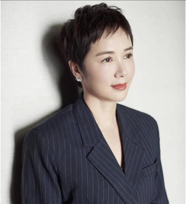54岁的蒋雯丽,与丈夫因戏生情相爱27年,一家很幸福