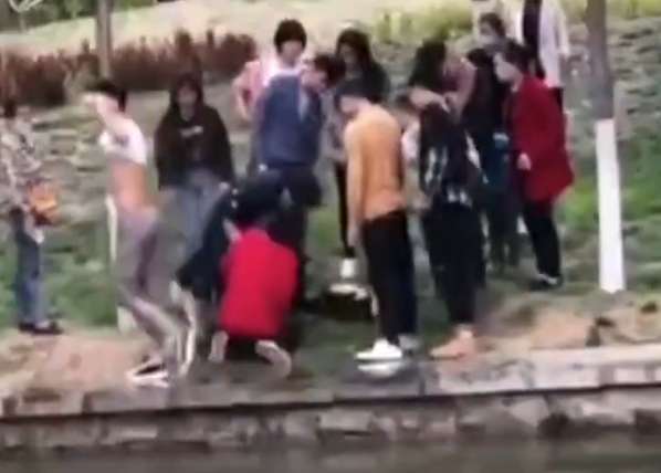 3名小伙救起落水女孩后默默离开，女孩母亲寻人