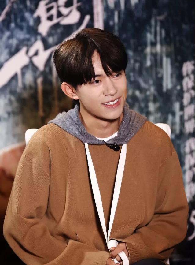 易烊千玺的手有多好看 512eccc08deb42c0a6b5deb7bff96cf8.jpeg