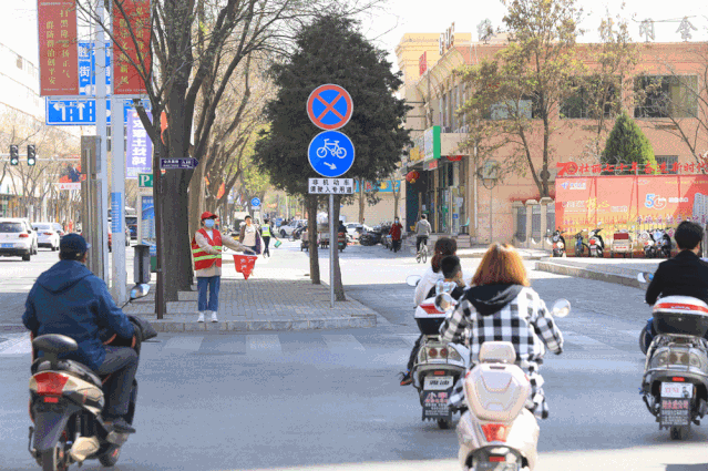 近日,吴忠街头机动车不按要求驶入非机动车道,非机动车无视志愿者