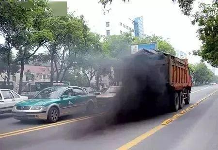 【蓝天保卫战】查处"黑烟车"宜春交警在行动