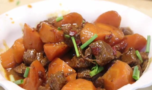 牛肉怎么炖简单好吃视频 60b50716c6f94e79a0e2df770b05033e.jpeg