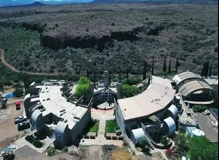 盖茨夫妇一直屯粮,外国富豪“末日堡垒”,无法想象