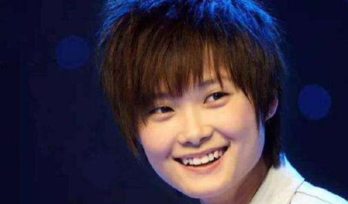 李宇春34岁，为何还在单身？看完他爸妈的身份，