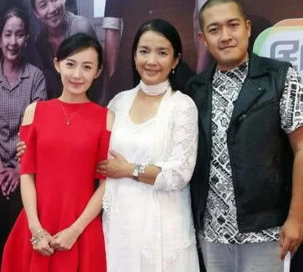 63岁张丰毅近照，隐瞒10年的二婚妻子，是大伙熟