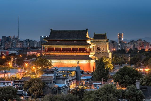 钟鼓楼作为元明清代都城的报时中心,是古都北京的标志性建筑之一
