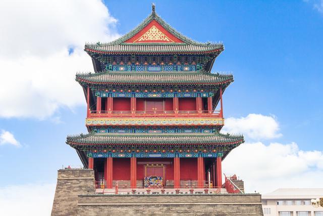 钟鼓楼作为元明清代都城的报时中心,是古都北京的标志性建筑之一