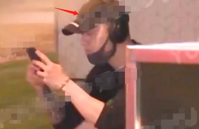 蒋劲夫近况曝光：夜会两辣妹一起健身、泡吧，