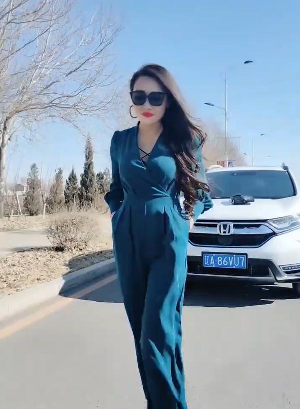 原创户外连体衣的美女走路气场十足展示出大女人的魅力