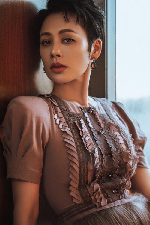 张国荣夸她漂亮, 刘德华把她当妹妹照顾, 如今